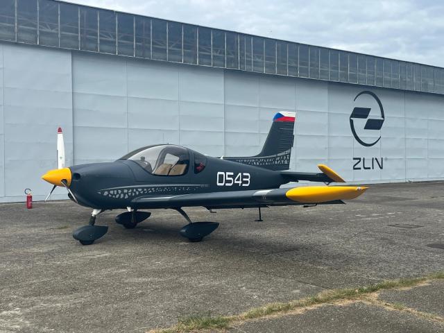zlín z-242L